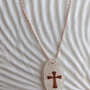 PRETTY - Plated Rose gold ( on sterling silver) chain & mother of pearl pendant