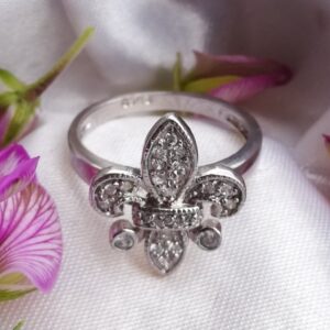 'Fleur de Lis' ring in sterling silwer met fyn 'cubic zirconia' detail