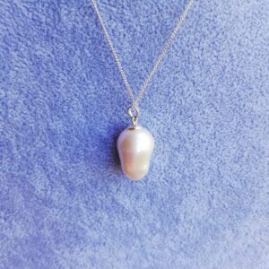 Barok roomkleurige varswater perel 'pendant' met sterling silwer kettinkie