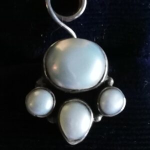 Pre-loved pearl pendant