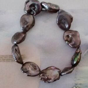 Baroque , freshwater peacock colour pearl bracelet
(elastic band to fit most wrists)