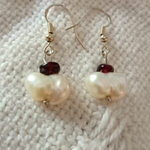 Granaat en varswaterperel oorbelle